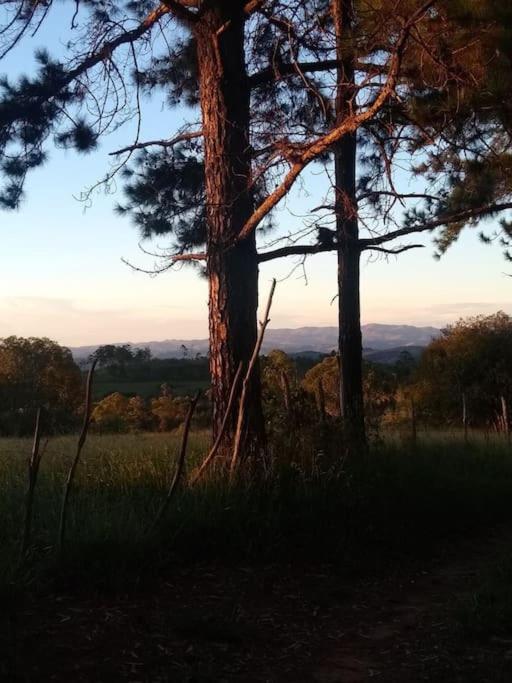 Chale Aconchegante Em Estancia Climatica Santo Antonio do Leite Luaran gambar